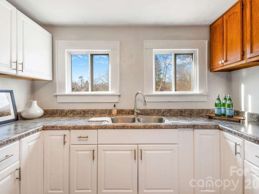 171 Wellington Street, Asheville, NC 28806.  MLS# CAR4355796, YatesRealty ID 5191. Kitchen