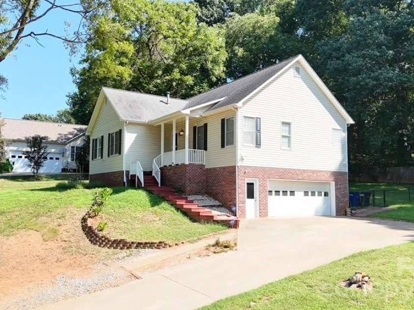 203 Springfield Road, Statesville, NC 28625.  MLS# CAR4425686, YatesRealty ID 51913. 