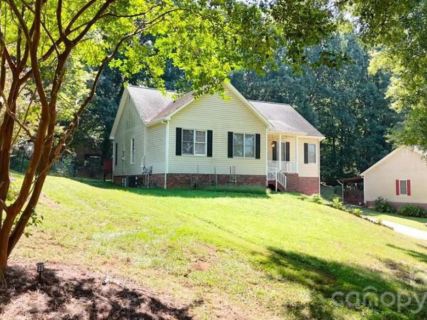 203 Springfield Road, Statesville, NC 28625.  MLS# CAR4425686, YatesRealty ID 51913. 