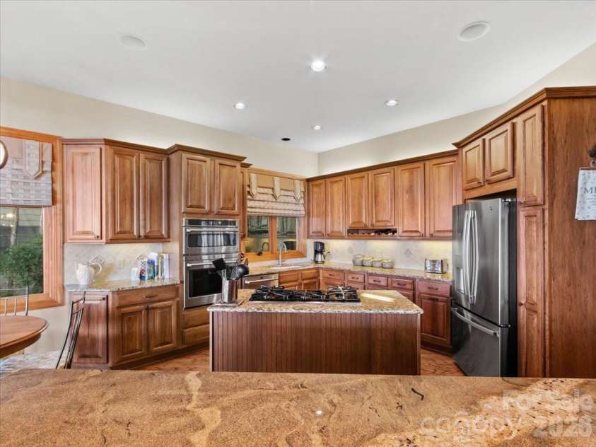 268 Sunset Point Road, Burnsville, NC 28714.  MLS# CAR4425001, YatesRealty ID 51916. 