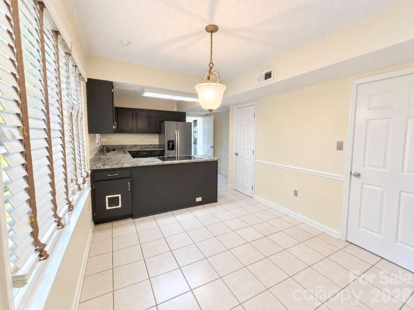 1425 Longbrook Drive, Charlotte, NC 28270.  MLS# CAR4425296, YatesRealty ID 51919. Eat-In Kitchen