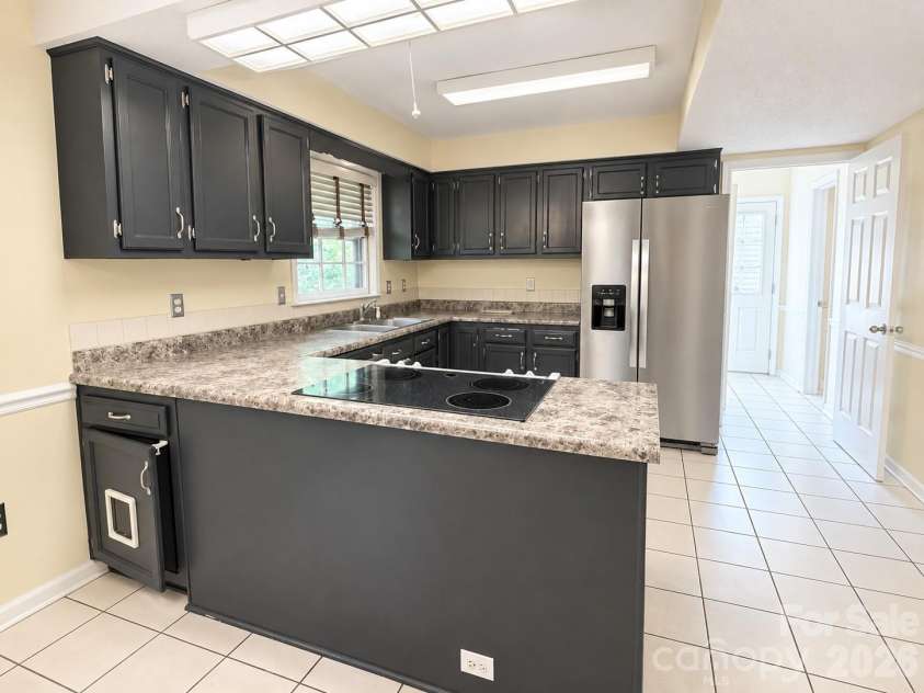 1425 Longbrook Drive, Charlotte, NC 28270.  MLS# CAR4425296, YatesRealty ID 51919. Kitchen
