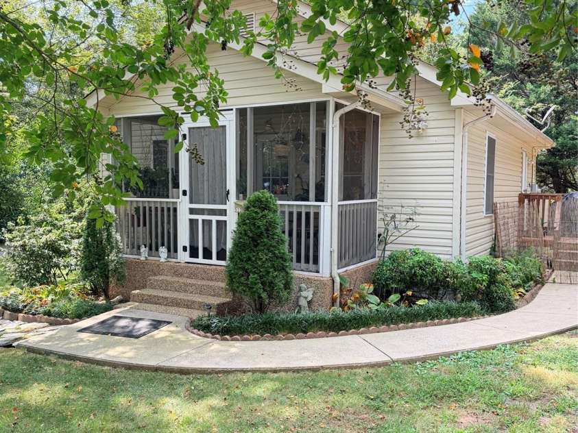522 19th Street, Hickory, NC 28602.  MLS# CAR4426515, YatesRealty ID 51920. 