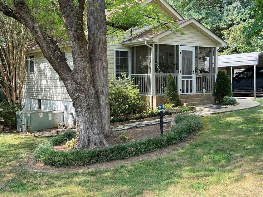 522 19th Street, Hickory, NC 28602.  MLS# CAR4426515, YatesRealty ID 51920. 