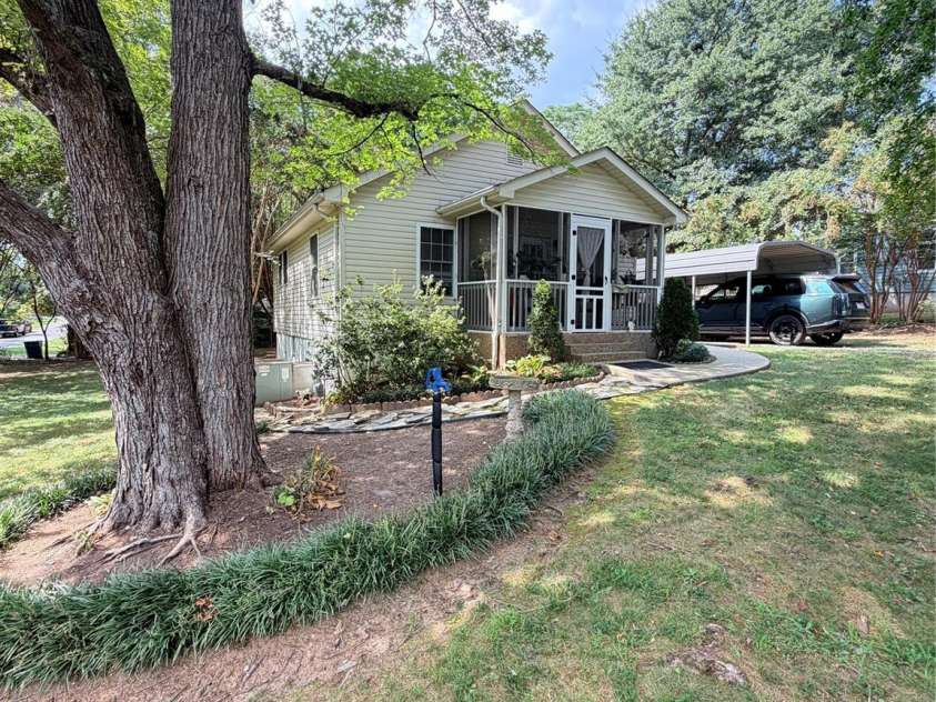 522 19th Street, Hickory, NC 28602.  MLS# CAR4426515, YatesRealty ID 51920. 