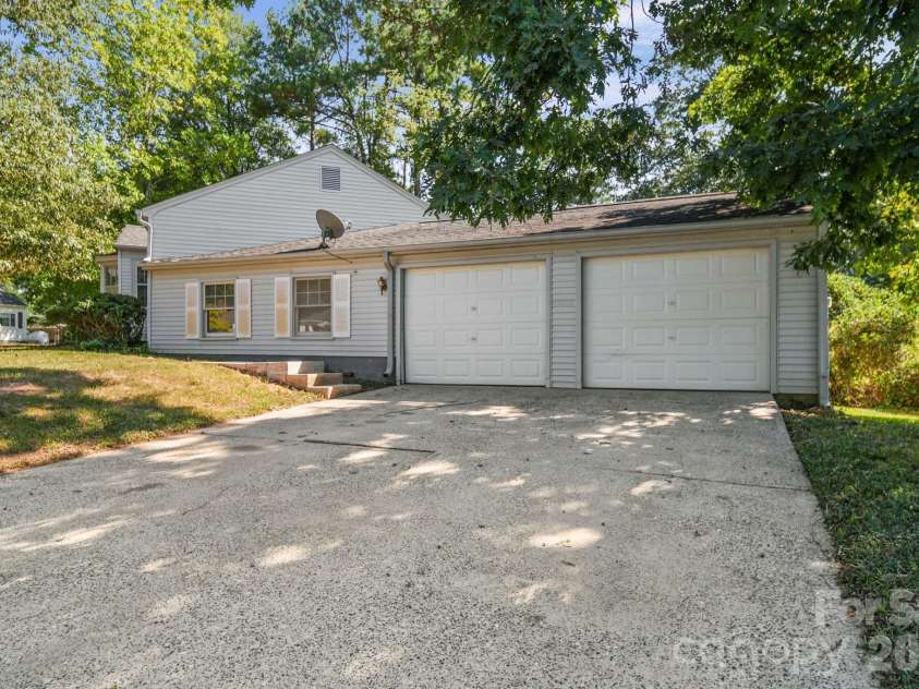 1011 Holland Avenue, Gastonia, NC 28052.  MLS# CAR4426517, YatesRealty ID 51931. 