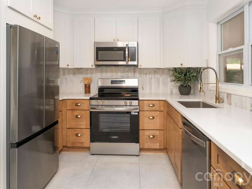 6400 Elmwood Circle, Charlotte, NC 28214.  MLS# CAR4425506, YatesRealty ID 51934. 