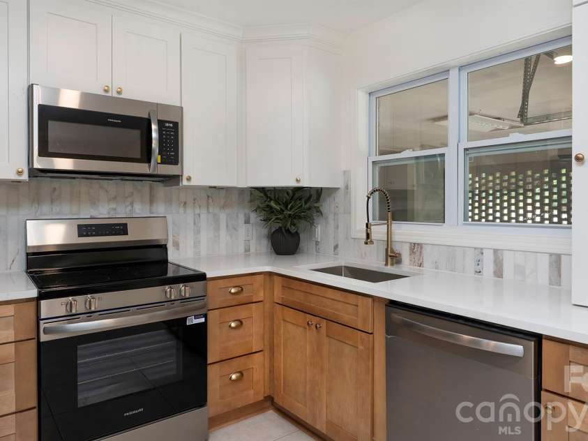 6400 Elmwood Circle, Charlotte, NC 28214.  MLS# CAR4425506, YatesRealty ID 51934. 