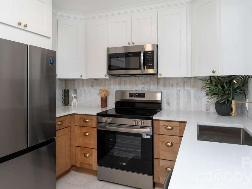 6400 Elmwood Circle, Charlotte, NC 28214.  MLS# CAR4425506, YatesRealty ID 51934. 
