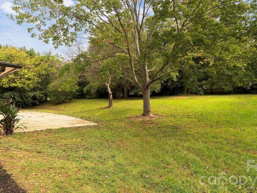 6400 Elmwood Circle, Charlotte, NC 28214.  MLS# CAR4425506, YatesRealty ID 51934. 