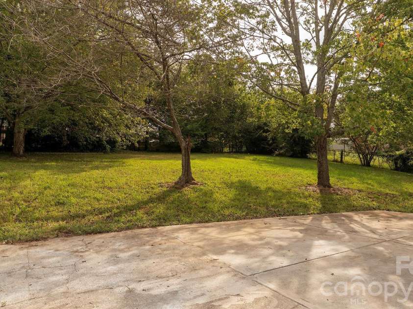 6400 Elmwood Circle, Charlotte, NC 28214.  MLS# CAR4425506, YatesRealty ID 51934. 