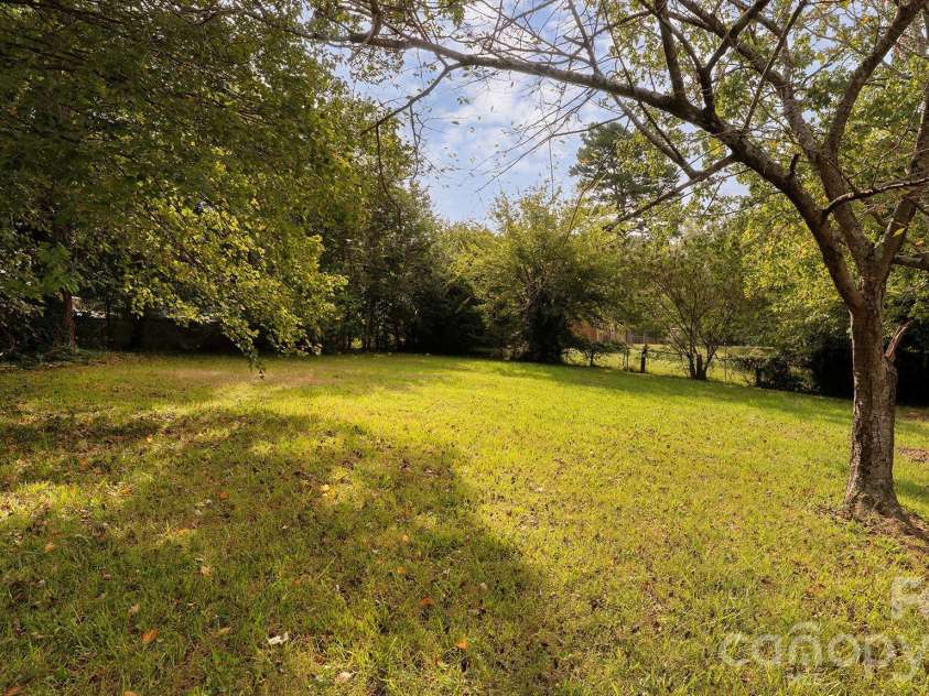 6400 Elmwood Circle, Charlotte, NC 28214.  MLS# CAR4425506, YatesRealty ID 51934. 