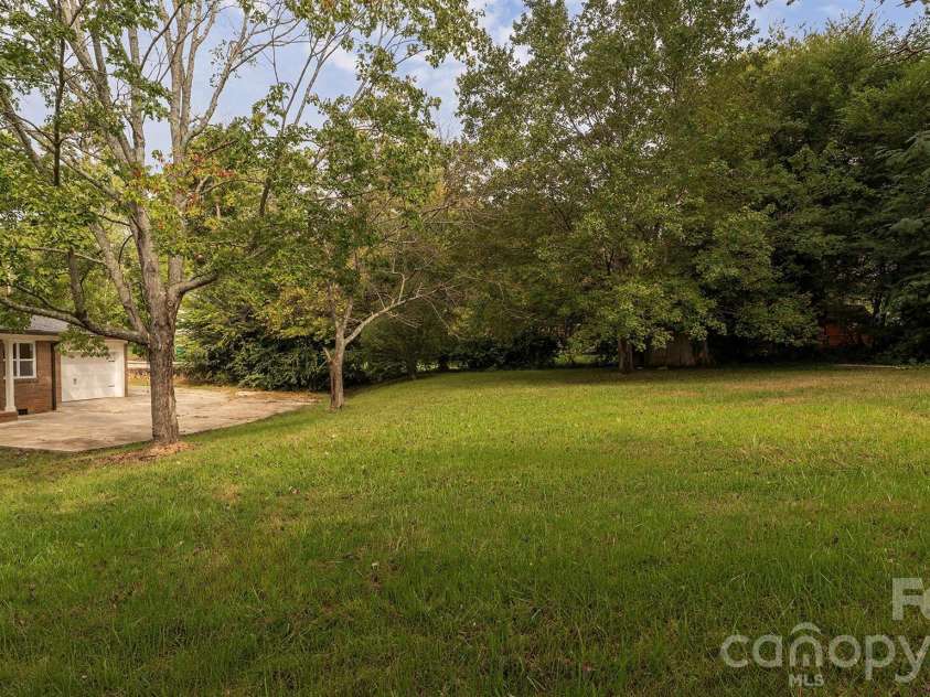 6400 Elmwood Circle, Charlotte, NC 28214.  MLS# CAR4425506, YatesRealty ID 51934. 