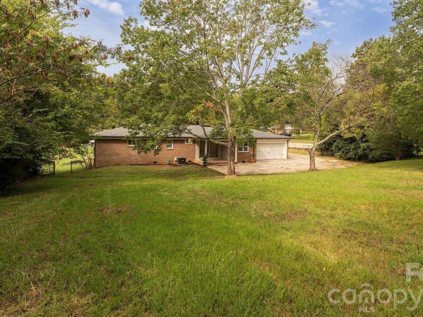 6400 Elmwood Circle, Charlotte, NC 28214.  MLS# CAR4425506, YatesRealty ID 51934. 