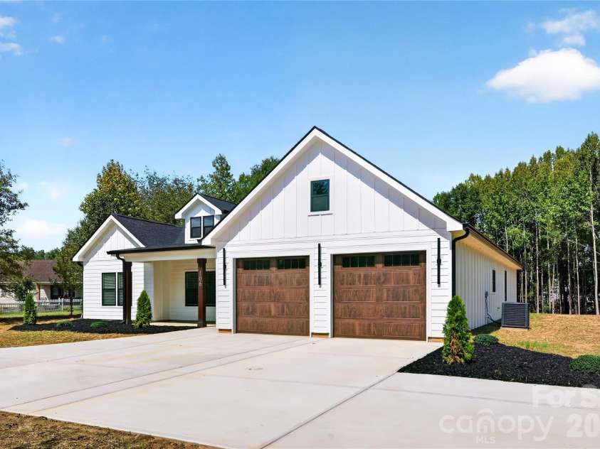 106 Blackley Circle, Shelby, NC 28152.  MLS# CAR4426132, YatesRealty ID 51935. 