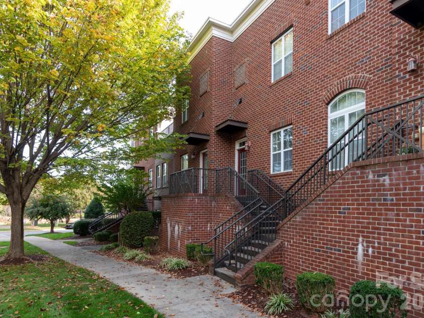 246 Harbour Place Drive, Davidson, NC 28036.  MLS# CAR4425066, YatesRealty ID 51947. 