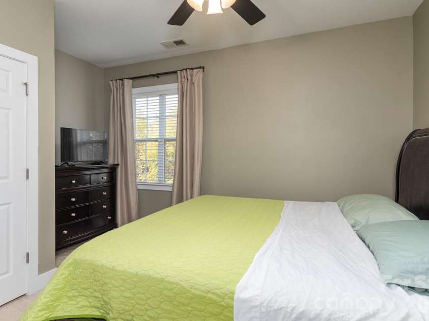 246 Harbour Place Drive, Davidson, NC 28036.  MLS# CAR4425066, YatesRealty ID 51947. 