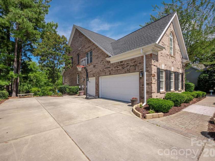 8506 Quellin Drive, Waxhaw, NC 28173.  MLS# CAR4425015, YatesRealty ID 51949. 3 Car Side Load Garage