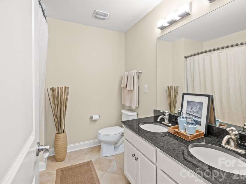 4131 Stacy Boulevard, Charlotte, NC 28209.  MLS# CAR4354050, YatesRealty ID 5195. Second Floor Hall Bath