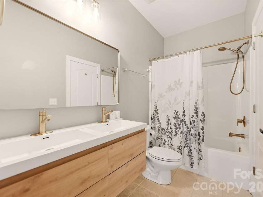 2101 Trading Ford Drive, Waxhaw, NC 28173.  MLS# CAR4424667, YatesRealty ID 51955. Jack & Jill Bath