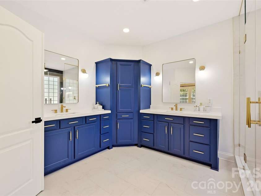 2101 Trading Ford Drive, Waxhaw, NC 28173.  MLS# CAR4424667, YatesRealty ID 51955. Primary Bath