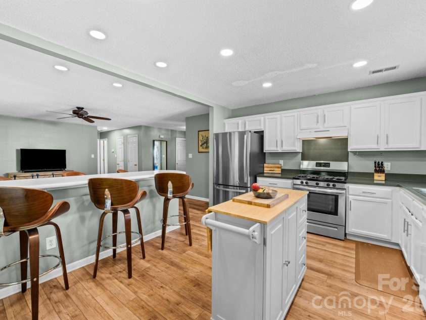 5204 Ashie Avenue, Matthews, NC 28104.  MLS# CAR4424402, YatesRealty ID 51957. 