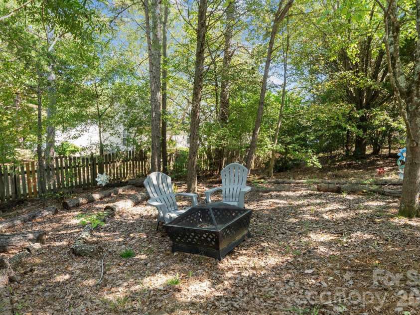 5204 Ashie Avenue, Matthews, NC 28104.  MLS# CAR4424402, YatesRealty ID 51957. 