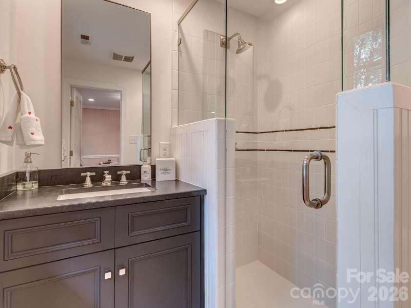 5307 Mirabell Road, Charlotte, NC 28226.  MLS# CAR4424407, YatesRealty ID 51958. Ensuite Bath