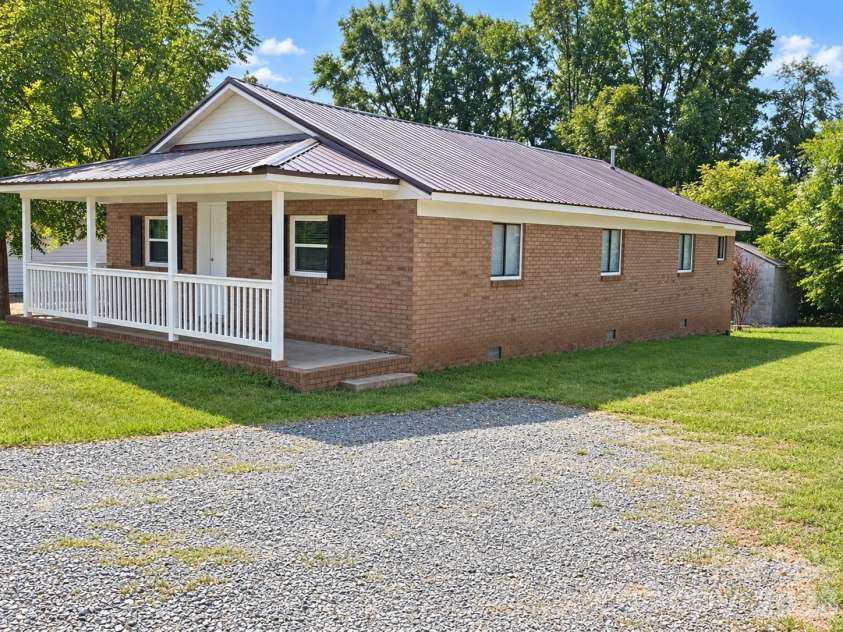 1231 Bradford Heights Road, Gastonia, NC 28054.  MLS# CAR4423101, YatesRealty ID 51962. 