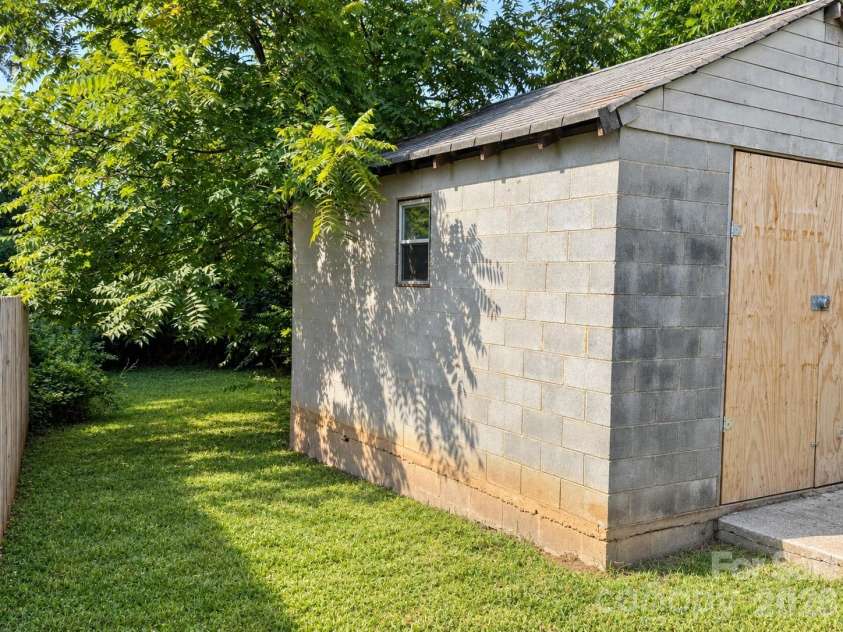 1231 Bradford Heights Road, Gastonia, NC 28054.  MLS# CAR4423101, YatesRealty ID 51962. 