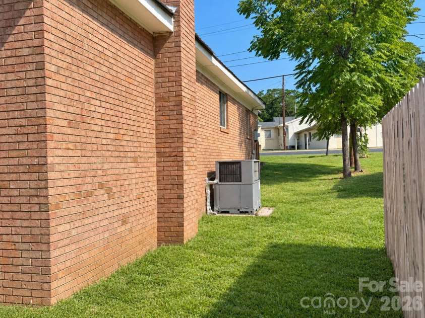 1231 Bradford Heights Road, Gastonia, NC 28054.  MLS# CAR4423101, YatesRealty ID 51962. 
