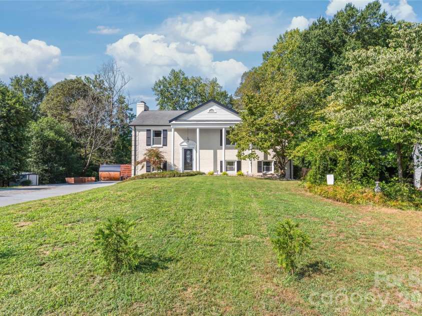 610 Ridgeway Drive, Belmont, NC 28012.  MLS# CAR4423628, YatesRealty ID 51964. 