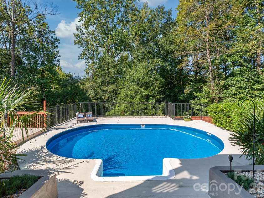 610 Ridgeway Drive, Belmont, NC 28012.  MLS# CAR4423628, YatesRealty ID 51964. 