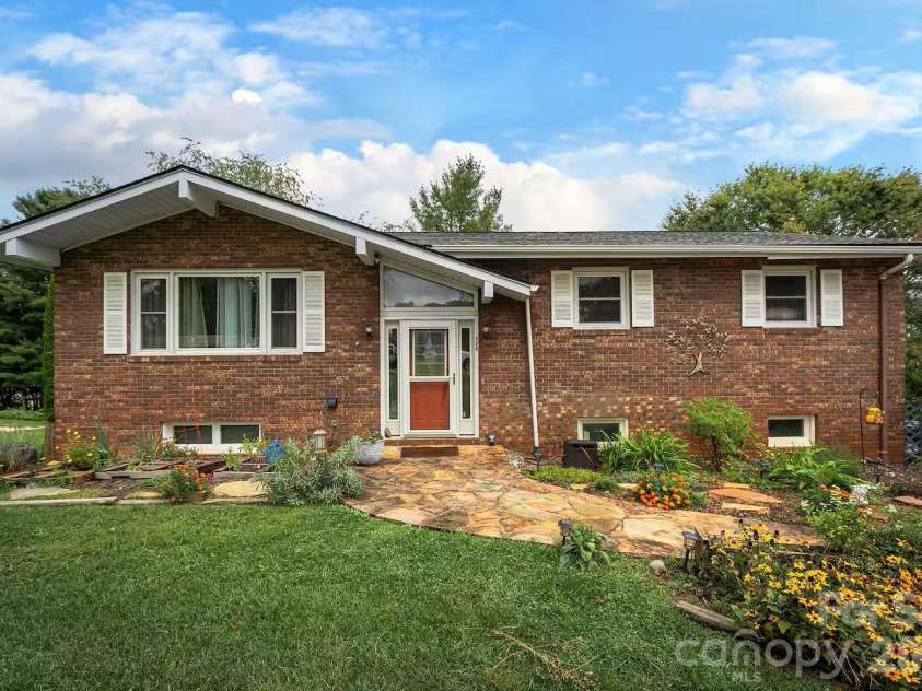 124 Oak Hill Road, Candler, NC 28715.  MLS# CAR4346369, YatesRealty ID 5197. 