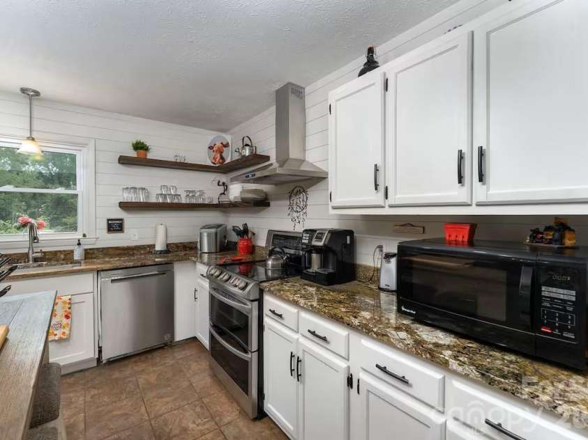 124 Oak Hill Road, Candler, NC 28715.  MLS# CAR4346369, YatesRealty ID 5197. 