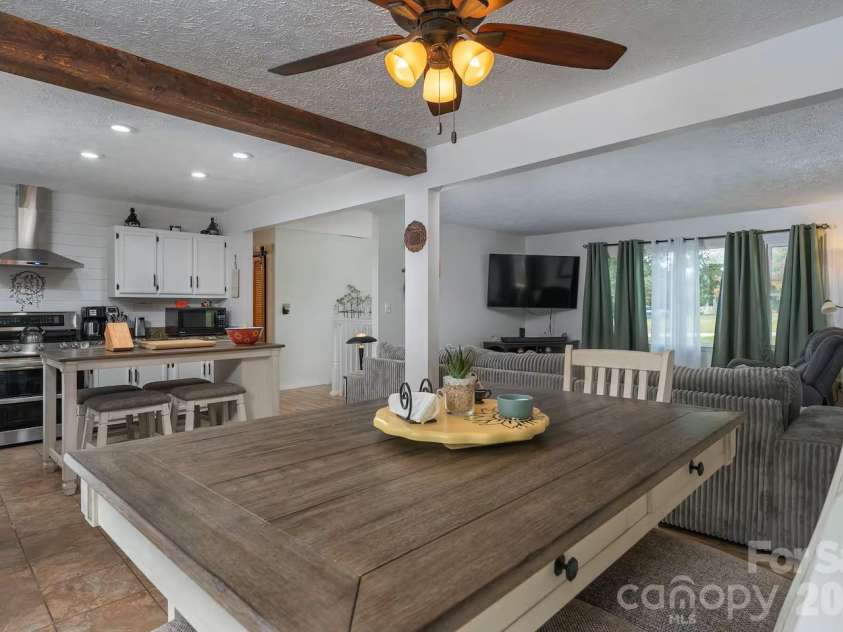 124 Oak Hill Road, Candler, NC 28715.  MLS# CAR4346369, YatesRealty ID 5197. 