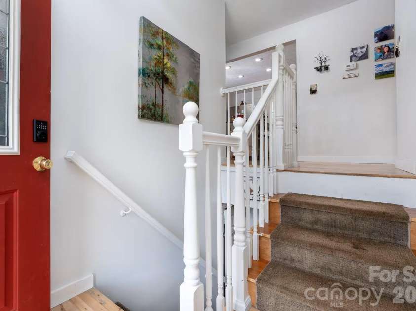 124 Oak Hill Road, Candler, NC 28715.  MLS# CAR4346369, YatesRealty ID 5197. Entry Way