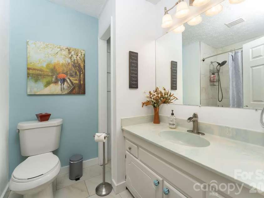 124 Oak Hill Road, Candler, NC 28715.  MLS# CAR4346369, YatesRealty ID 5197. Guest  Bath