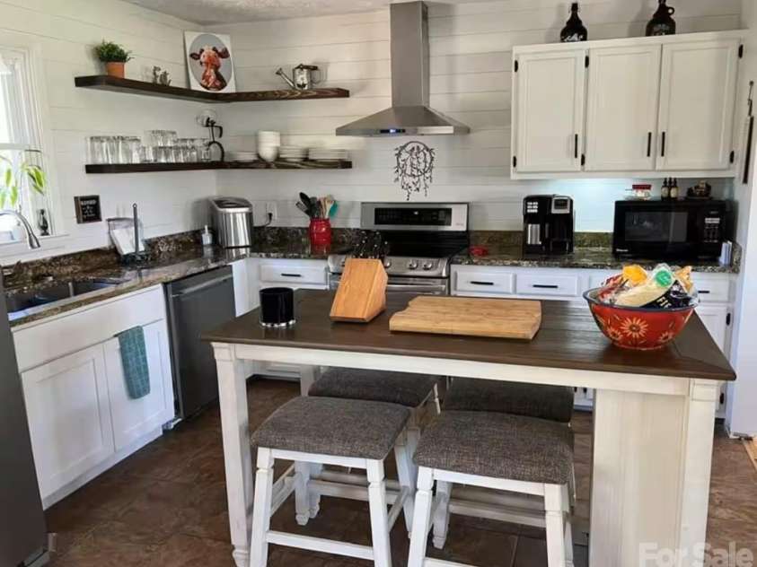 124 Oak Hill Road, Candler, NC 28715.  MLS# CAR4346369, YatesRealty ID 5197. Kitchen