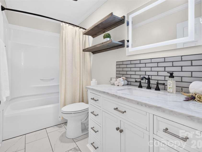 267 Carrington Lane, Salisbury, NC 28146.  MLS# CAR4421165, YatesRealty ID 51971. Secondary bathroom in hall-tub