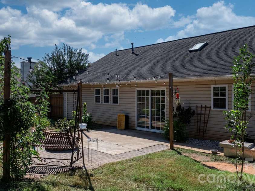 16522 Glenfurness Drive, Huntersville, NC 28078.  MLS# CAR4419979, YatesRealty ID 51974. 