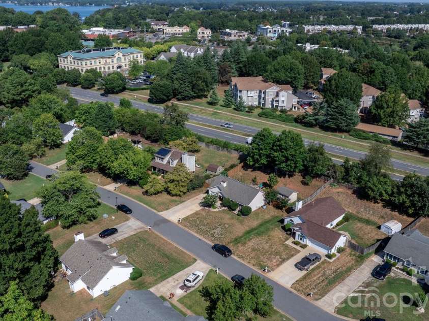 16522 Glenfurness Drive, Huntersville, NC 28078.  MLS# CAR4419979, YatesRealty ID 51974. 
