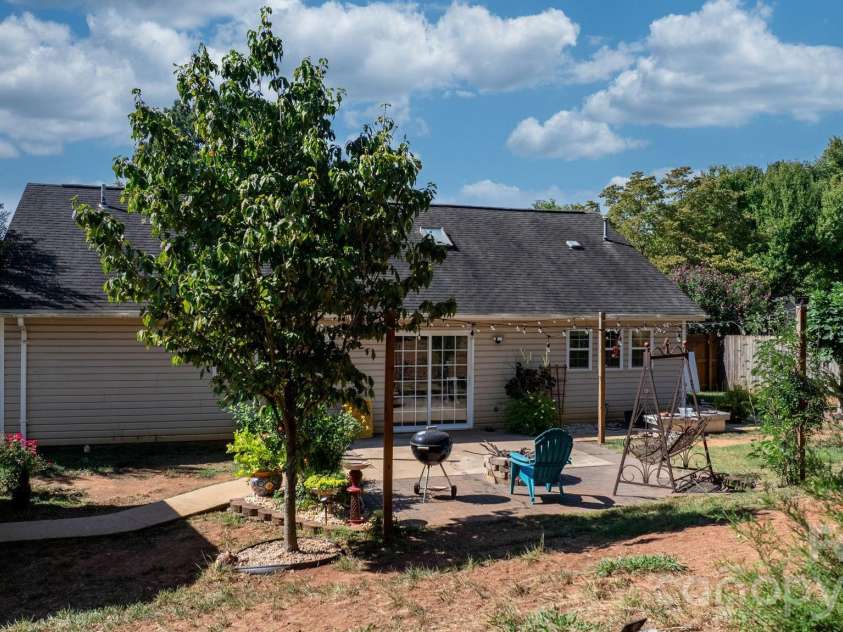 16522 Glenfurness Drive, Huntersville, NC 28078.  MLS# CAR4419979, YatesRealty ID 51974. 