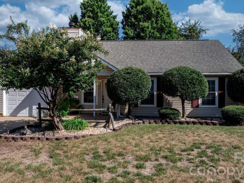 16522 Glenfurness Drive, Huntersville, NC 28078.  MLS# CAR4419979, YatesRealty ID 51974. 