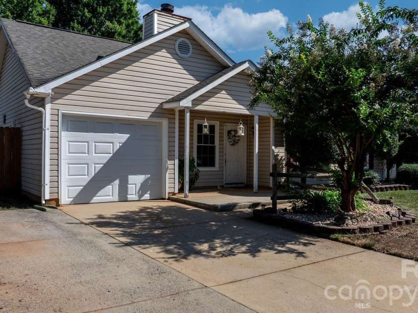 16522 Glenfurness Drive, Huntersville, NC 28078.  MLS# CAR4419979, YatesRealty ID 51974. 
