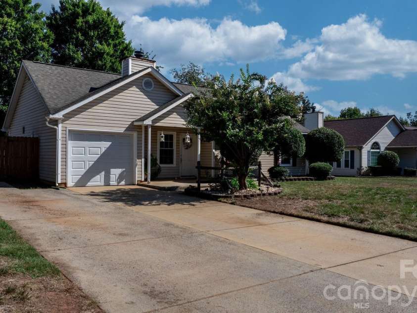 16522 Glenfurness Drive, Huntersville, NC 28078.  MLS# CAR4419979, YatesRealty ID 51974. 