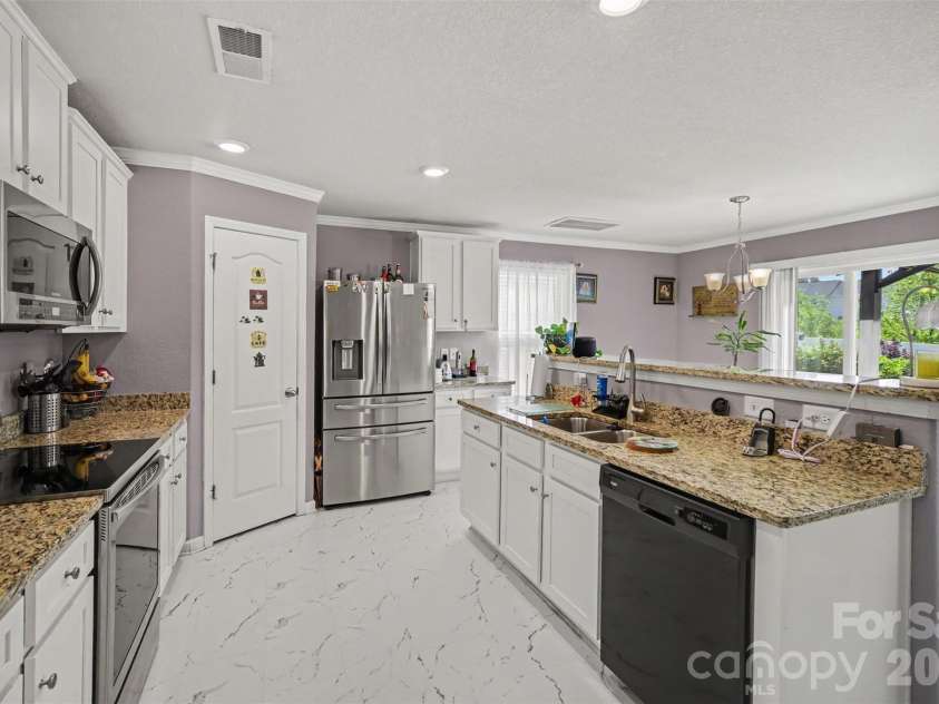 3903 Rosfield Drive, Charlotte, NC 28214.  MLS# CAR4416012, YatesRealty ID 51977. 