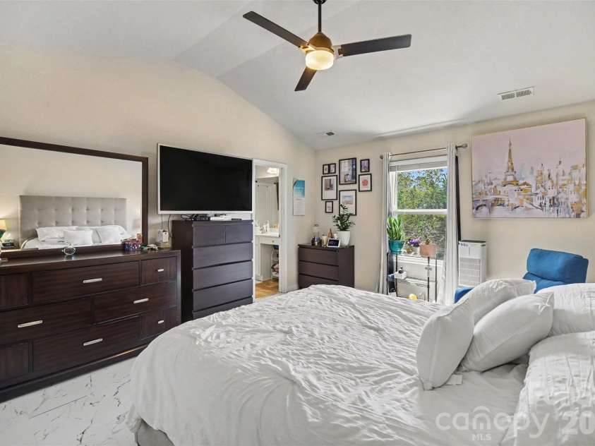 3903 Rosfield Drive, Charlotte, NC 28214.  MLS# CAR4416012, YatesRealty ID 51977. 