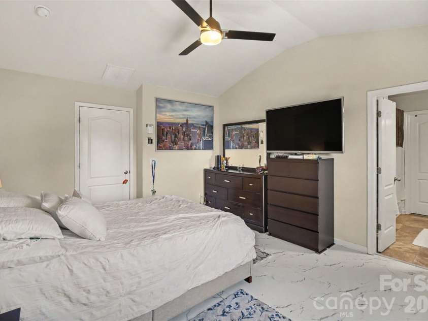 3903 Rosfield Drive, Charlotte, NC 28214.  MLS# CAR4416012, YatesRealty ID 51977. 