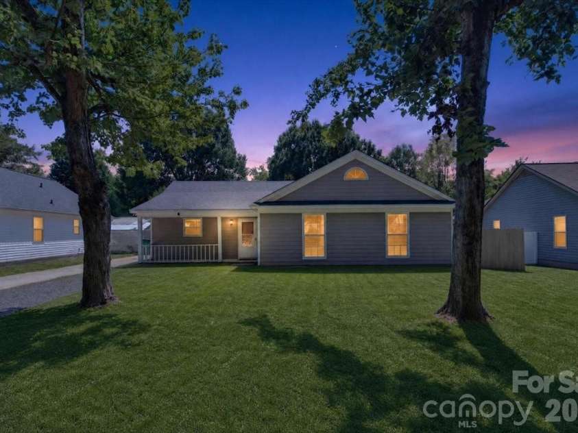 8006 Sheringham Way, Charlotte, NC 28227.  MLS# CAR4422467, YatesRealty ID 51980. 